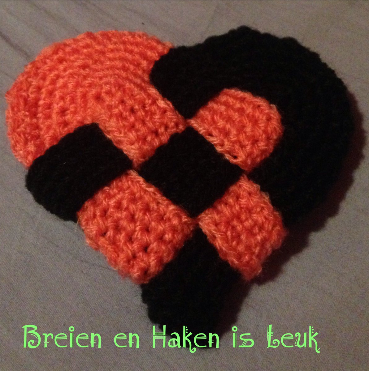 Valentijn dag komt er aan
En ik heb een leuke hart hanger gemaakt. Kan op de tas , sleutels en of iemand verassen