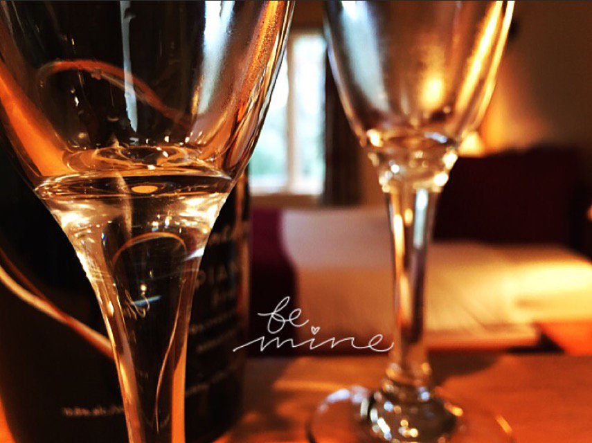 Our all inclusive #ValentinesDay package is at its lowest price EVER! Book fast, space is limited!! ow.ly/Geu7308aAsD