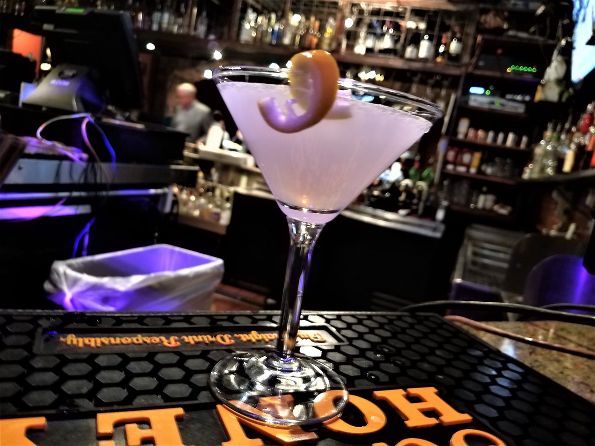 GentleBens's tweet photo. Thirsty this Thursday? Come to Ben's for some pre-#weekend refreshment!
#cocktails #craftcoctails #thirstythurday @MainGateSquare https://t.co/PQsZUdFiM0
