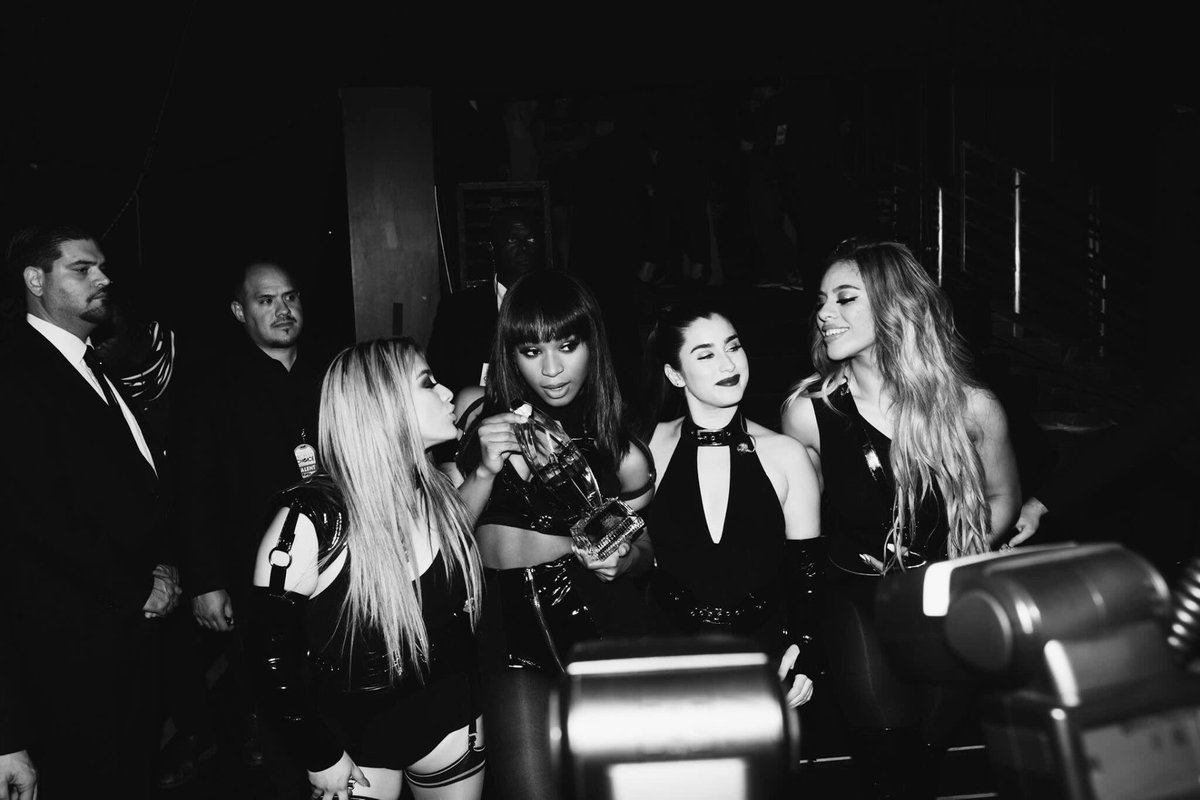 laurencombr's tweet photo. FOTO | Fifth Harmony nos bastidores do @peopleschoice (via @NormaniKordei no facebook) #PCAs2017 https://t.co/PvzTqvmXLx