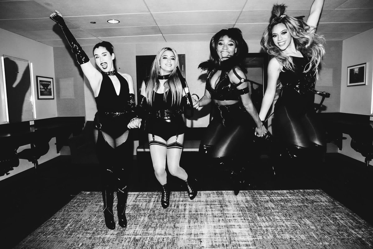 laurencombr's tweet photo. FOTO | Fifth Harmony nos bastidores do @peopleschoice (via @NormaniKordei no facebook) #PCAs2017 https://t.co/PvzTqvmXLx