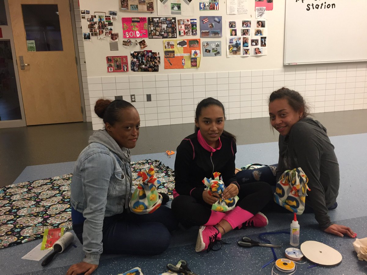 RealPioneerFam's tweet photo. The Knitting Club working on blankets and hats for local shelters. #compassionatestudents #pioneerpride https://t.co/gMvYnOEMDw