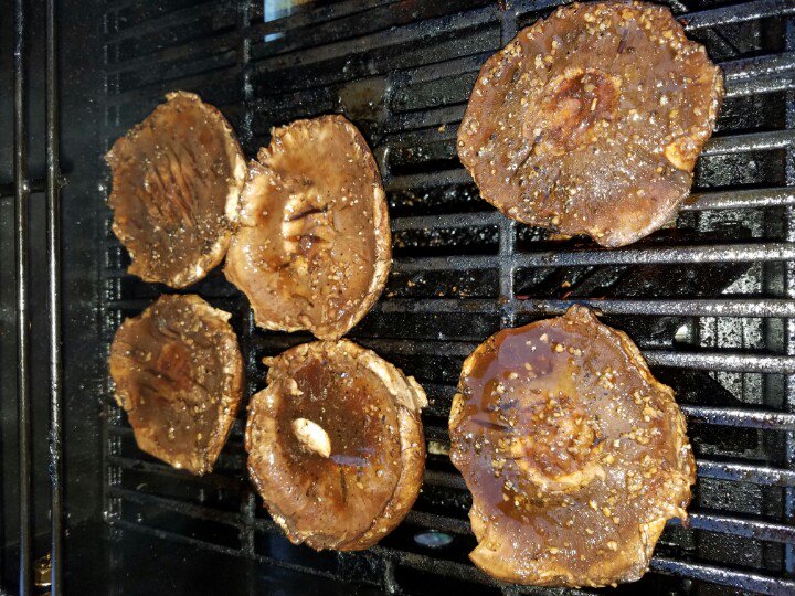 Baker_Acted's tweet photo. @fruunkus it's ALLLL in the BALSAMIC VINEGAR... #Alessi
#GarlicCloves #SeaSalt #OliveOil #FreshGroundPepper
#PickleGypsies https://t.co/Pi0nO4xWDY