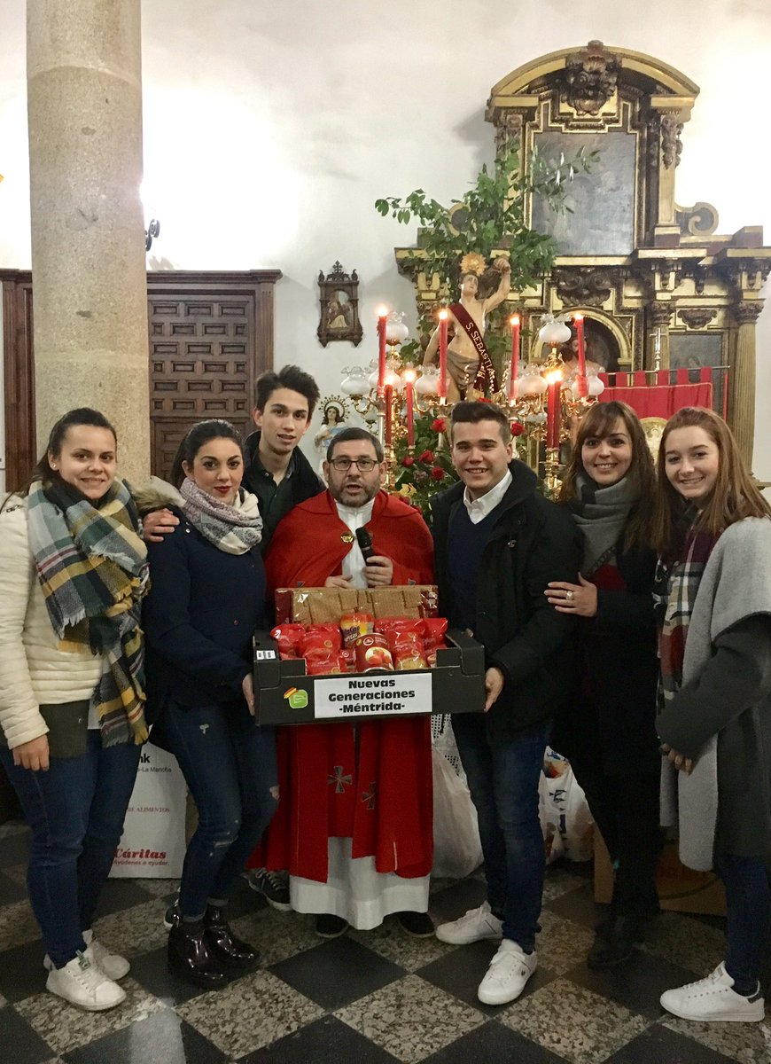 jorgeperezvaq's tweet photo. ➡️ Vísperas en honor a San Sebastián Mártir.

NNGG Méntrida como cada año participa en la ofrenda de alimentos para Cáritas.

#SomosNngg https://t.co/Yz4WEH4NgQ