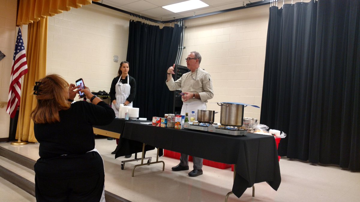 LillianMLowery1's tweet photo. #columbuschapteroflinksinc cooking with #PACT &amp; #OSU ChefJimWarner @TrevittElementary https://t.co/C38LwuIZE0