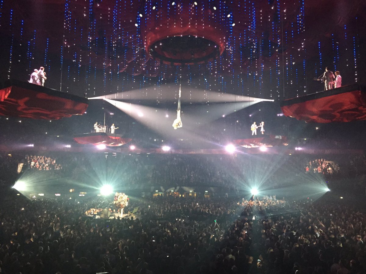 TomSteenhagen's tweet photo. De artiesten komen wederom uit alle hoeken en gaten @VriendvanAmstel #vval #topkroeg https://t.co/z4uhBYp11a