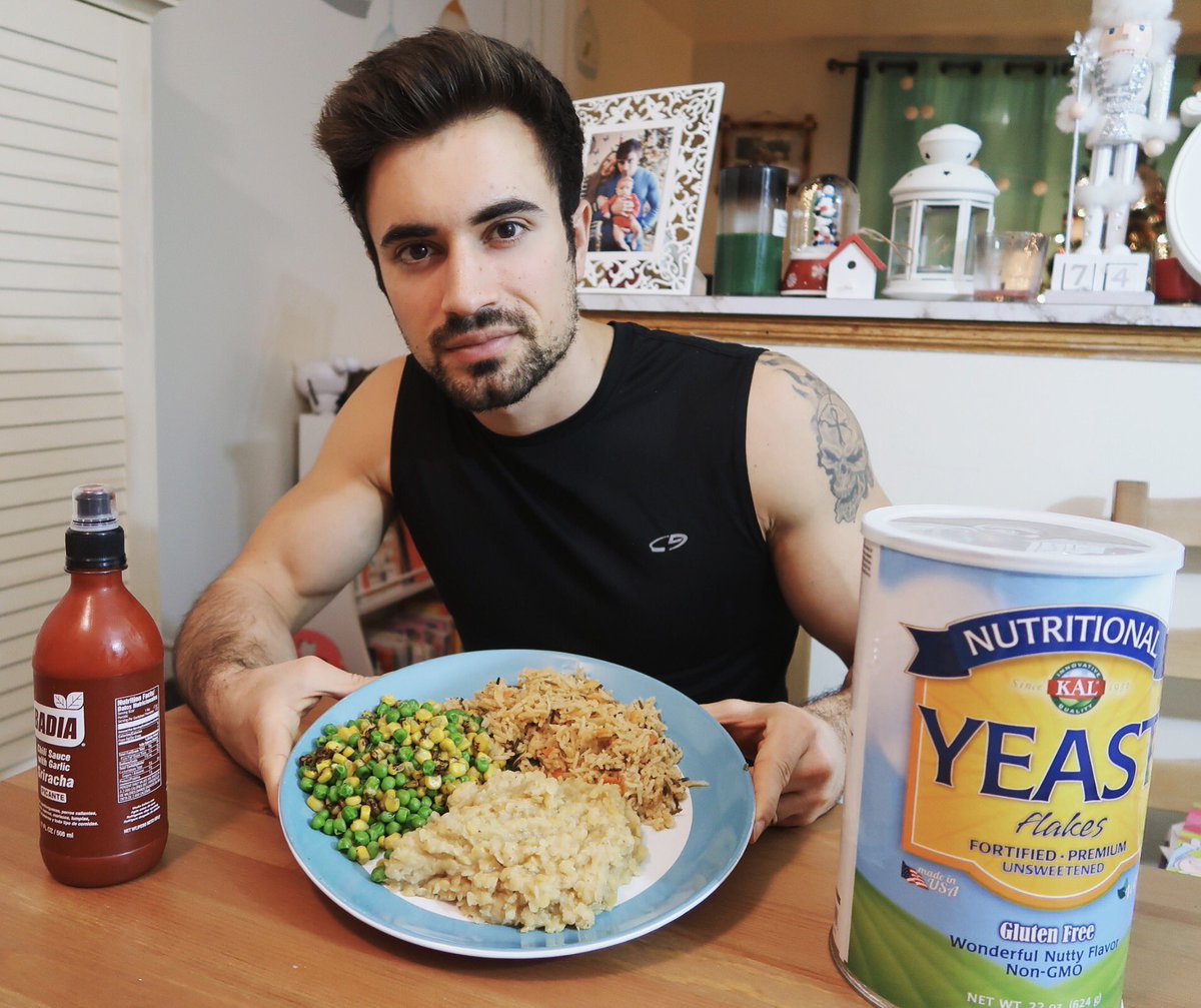 BuffCafe's tweet photo. Who else puts siracha and nutritional yeast on everything?! #vegan #health #nutrition #diet #eatclean #healthy https://t.co/UpbrXxBdGC