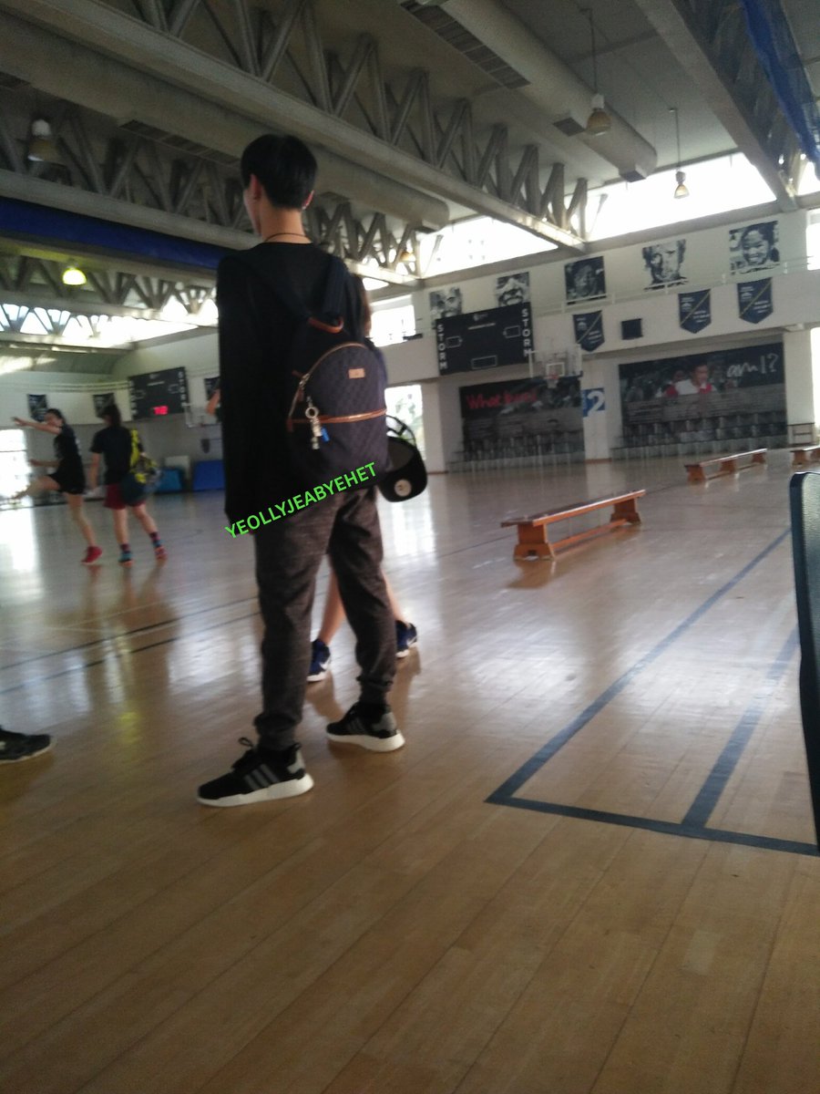 SntthTENTEN's tweet photo. วันที่ 17 ม.ค.น้องเตนล์ไปรร.กับน้องเติร์นด้วย ไปดูน้องๆซ้อมบาสใช่มั้ย...ลูบหัวเด็กน้อย
Cr: yeollyjeabyehet https://t.co/g6DL3XxWeF