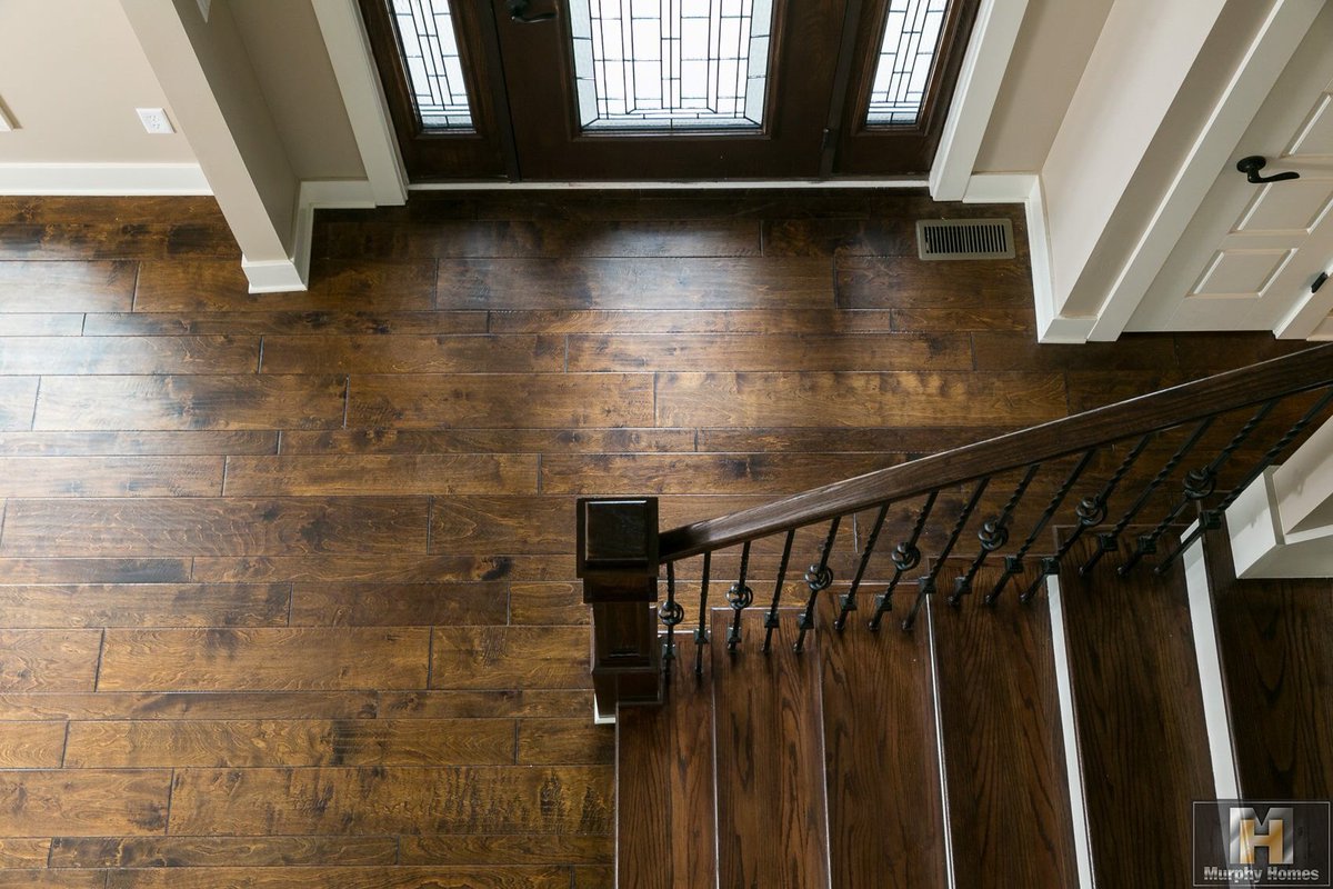 MurphyHomesIN's tweet photo. Inviting warm entrance with dark floors and stairway
#foyer #hardwoodfloors #flooring #stairway #frontdoor #customhome #builder #murphyhomes https://t.co/lqbsjOGdW0