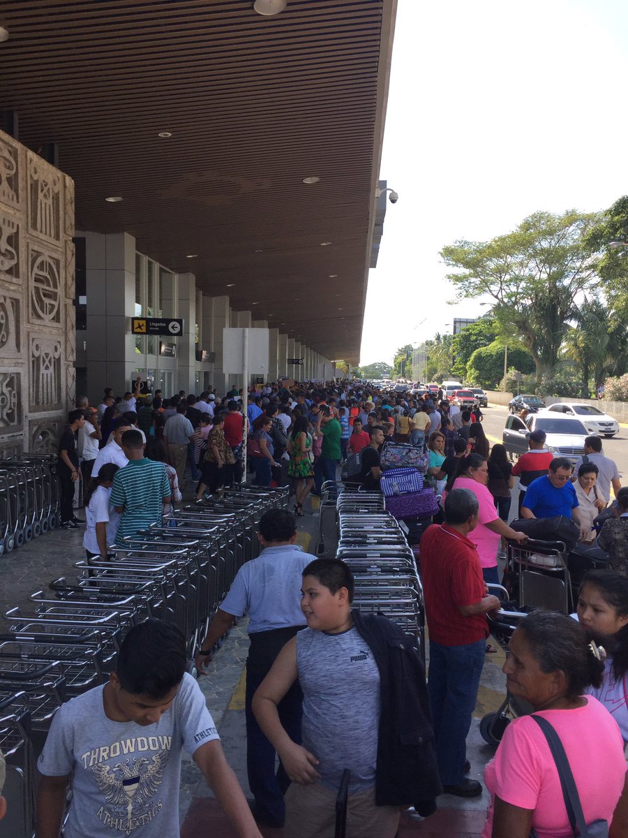 elbicletaro's tweet photo. Tráfico, caos y una plaza q no sirve para nada!!! Esa es la mala experiencia que se vive en el aeropuerto. @CEPA_SV https://t.co/n4HfwbCbVM