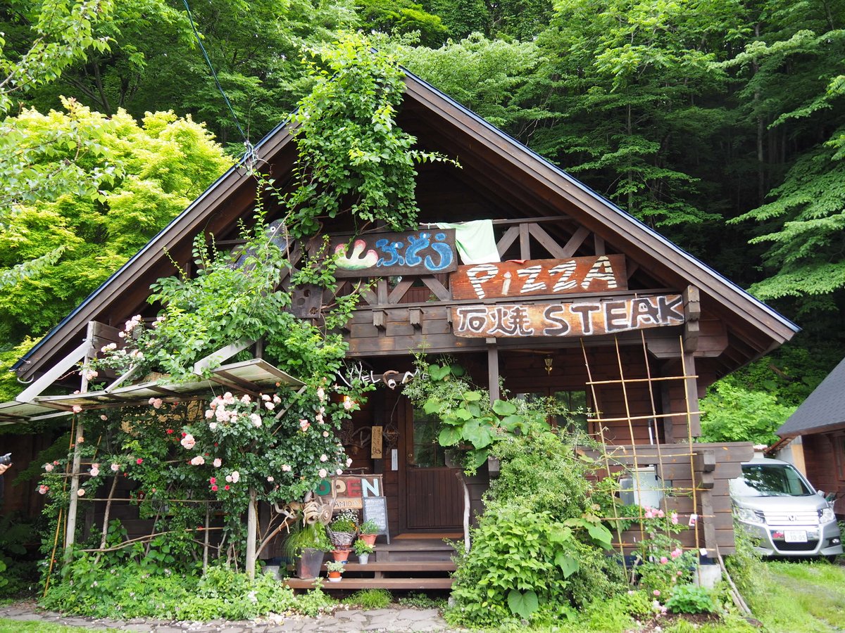 Farmers Market 長山街道の魅力スポット 山ぶどう さん 石窯焼のピザは絶品で 旬の野菜が味わえるのも嬉しい 店内は木がふんだんに使われていて落ち着いた雰囲気 薪ストーブで冬もあったかです 雫石町 長山街道 魅力スポットを伝えます