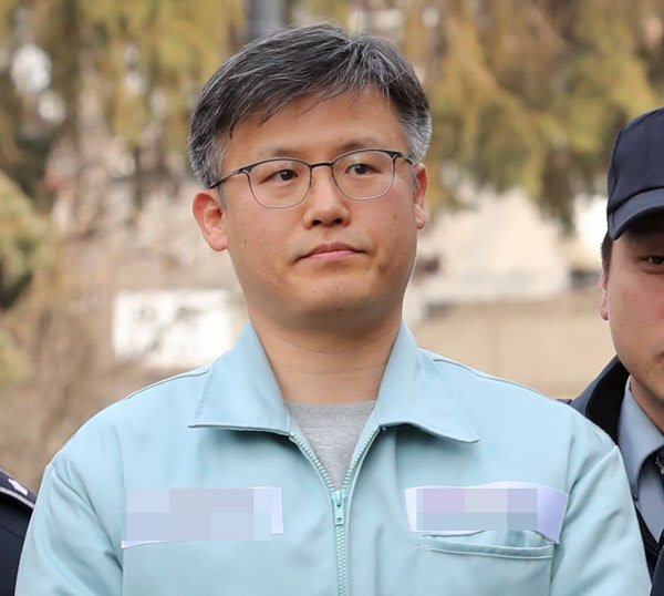 정호성 “대통령, 언론이 매도한 것처럼 무능하지 않다”
“최순실 의견은 어디까지나 참고용...최종 수정은 대통령이 직접 해”
지금 대한민국에서 박대통령 만큼 똑똑한 사람은 없다
임기내내 여당인 게누리에서 조차 김무성 유승민이 태클걸어 일을 못했을뿐이다