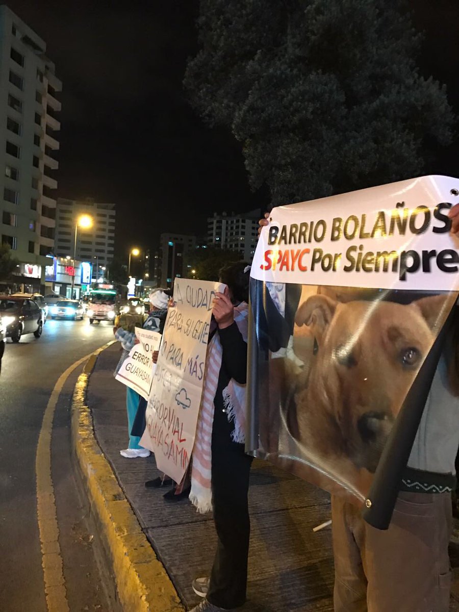 ErrorGuayasamin's tweet photo. Nuestro #Spayc siendo homenajeado en el plantón de hoy #QuitoIndignado #ErrorVialGuayasamin https://t.co/CJvCcxwZ63