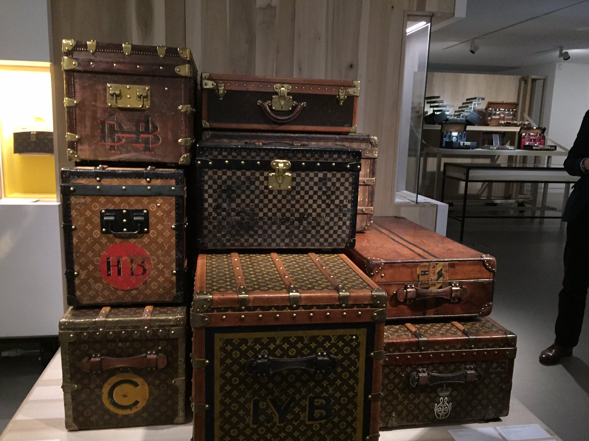 Armellemiclo's tweet photo. En visite hier à Asnières, l’adresse du savoir-faire de la Maison Vuitton. Merci à #GecinaLab pour ce moment d’exception très chaleureux. https://t.co/lVw8GzeADW