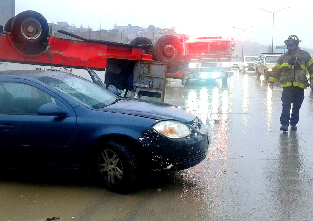 POLICÍAS Y BOMBEROS en alerta ante daños por lluvias. Unidades de rescate ubicadas de forma estratégica. Llame al 9-1-1 por emergencias.