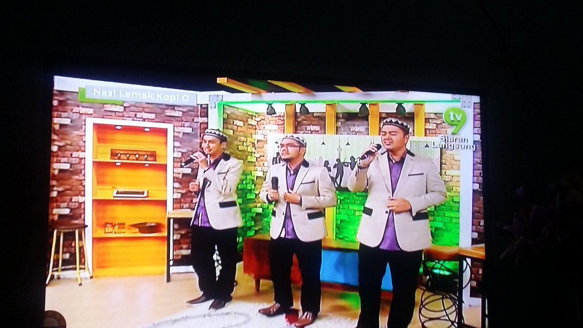 Syera_NSAA's tweet photo. My favourite kumpulan nasyid  @InteamNasyid dkt @NasiLemakKopiO_  @tv9malaysia https://t.co/6GbhrjRCiZ