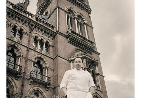 Nos visita <a href="/MartinMilesi/">UNA</a>, creador de UNA, un restaurante de una sola mesa. Está el quinto piso de la King Cross St. Pancras, en Londres.