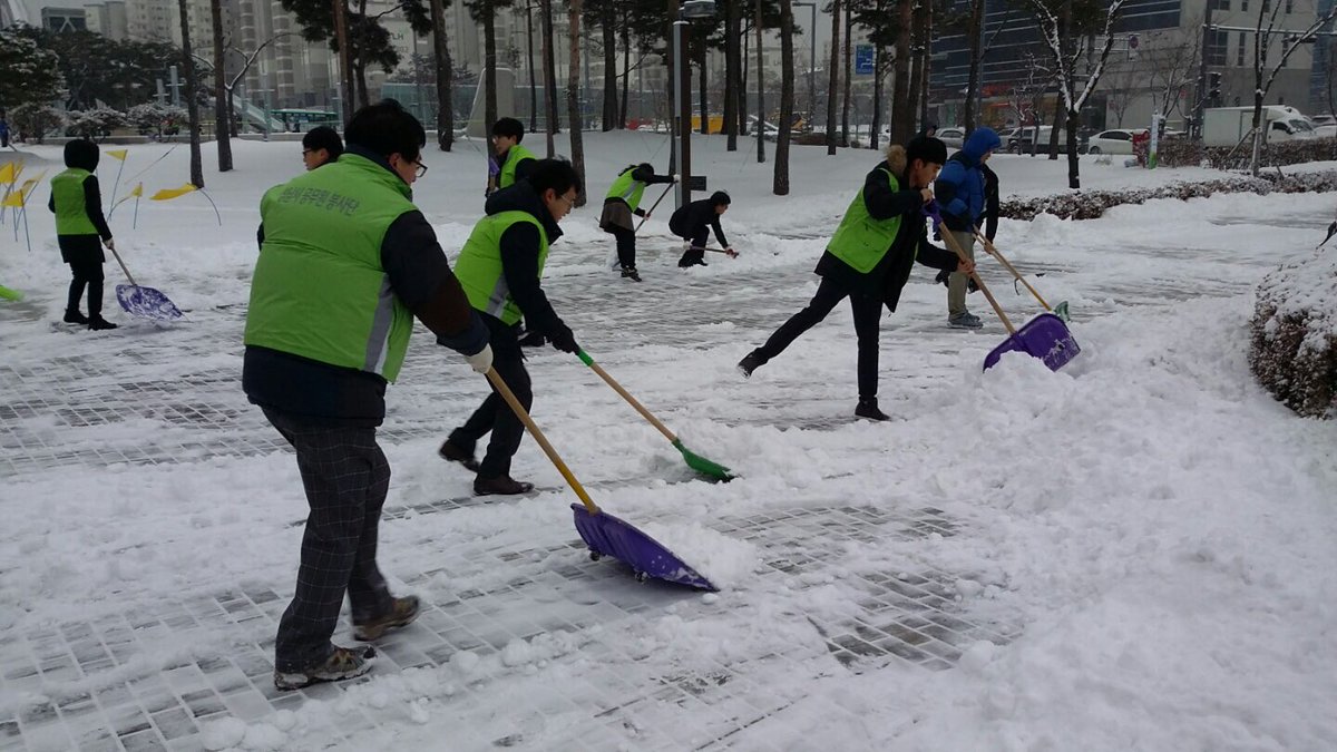 #성남시 #제설작업  #성남시청 밤새내린 눈으로 시청은 으쌰으쌰 청소 중~ 미끄러지기전에 미리미리 치워야하겠죠?