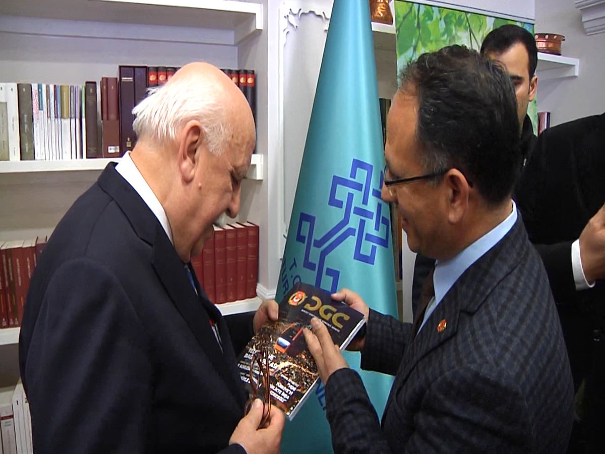 <a href="/DGCdenizli/">DGC</a> Bşk.Yrd.<a href="/adem_erdagi/">Adem Erdağı</a> Dergimizi, #Kültür ve #Turizm Bakanı Prof.Dr.Syn. #NabiAvcı 'ya takdim etti..
<a href="/TCKulturTurizm/">T.C. Kültür ve Turizm Bakanlığı</a> @umitvarol20