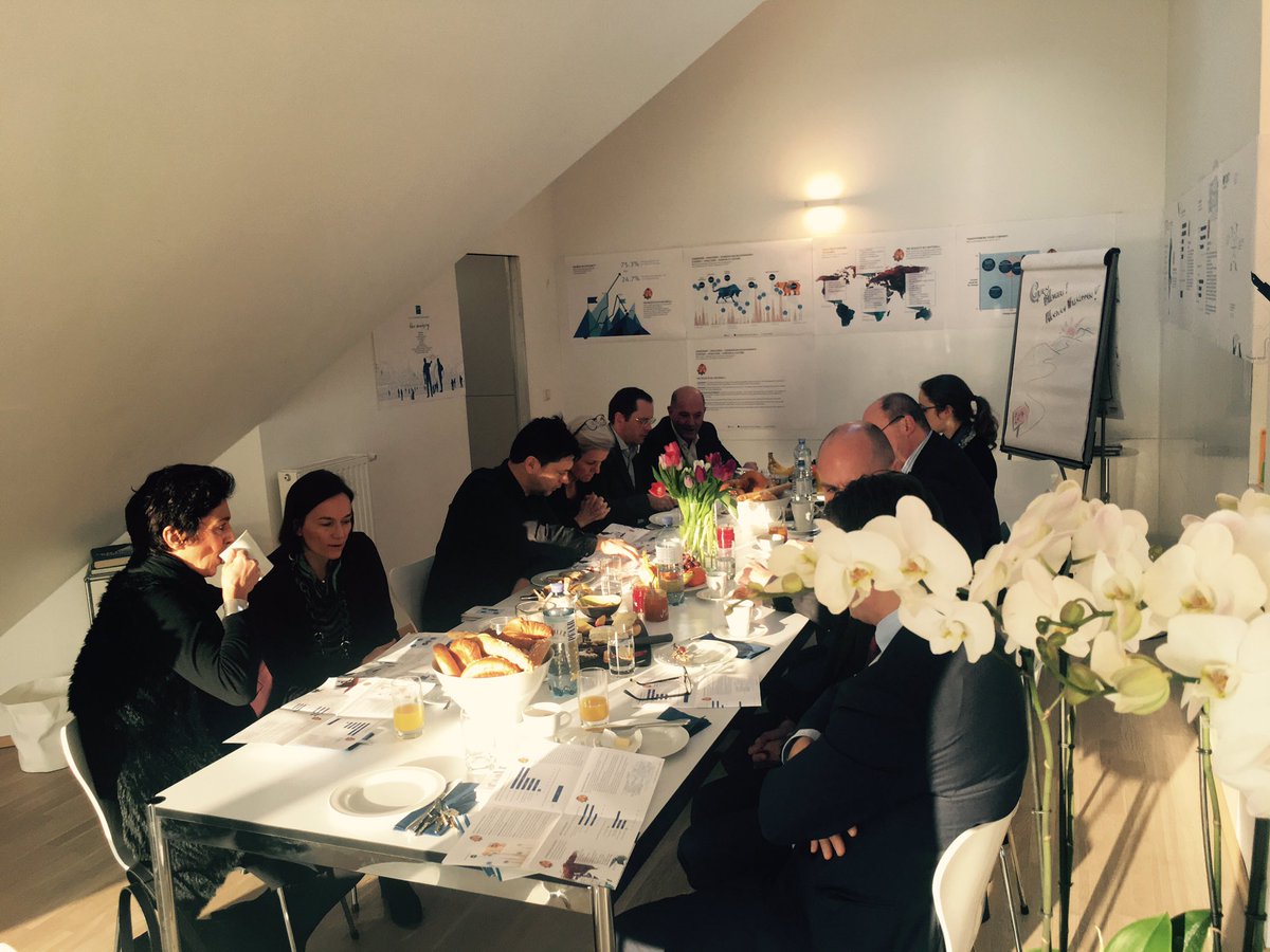 Saskia encouraged me to use  Twitter again - 7 years after setting up my account. Here at our business breakfast. thx saskia!(2nd left)