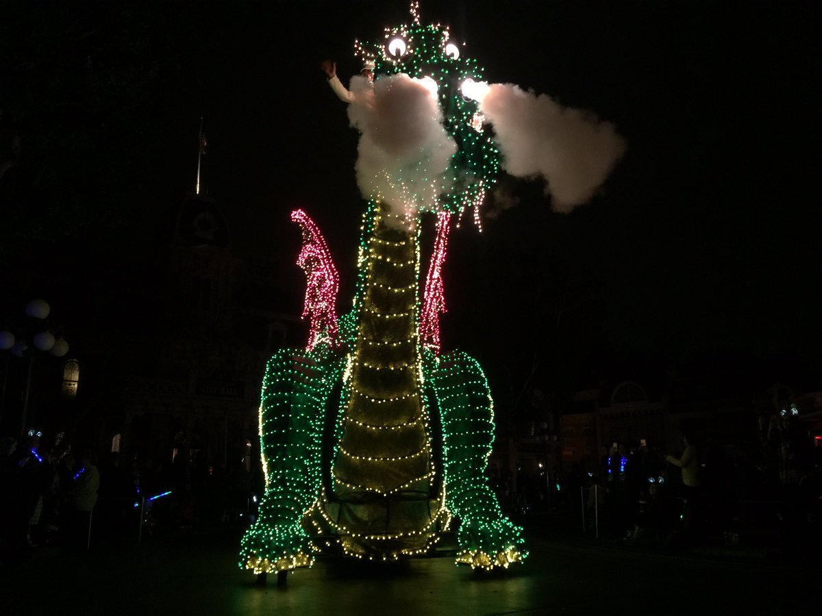 TheEricGoldman's tweet photo. Dragon... Pete's Dragon. #Disneyland https://t.co/wSWLIk8Obi