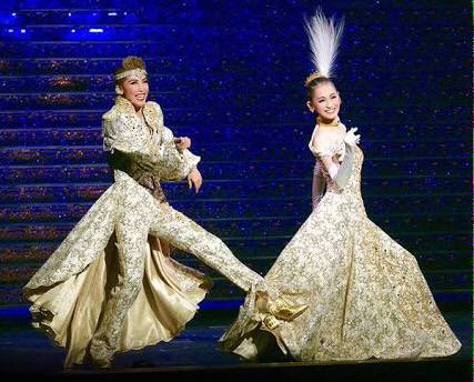 ウエチ Twitterissa 宝塚のトップ娘役さんが頭飾りにつけている シュッとした羽根 長らく正体が不明でしたが 今日判明いたしました あれは 白鷺の尾羽です 踊ると可愛く揺れるんですよね 宝塚 娘役 髪飾り 謎の羽根