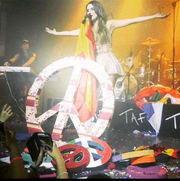 DulceMaria's tweet photo. #TBT concierto en #madrid🇪🇸 🎤❤✨✨🙌🏼🙏🏼🏹 https://t.co/Hu8QRWgn4D