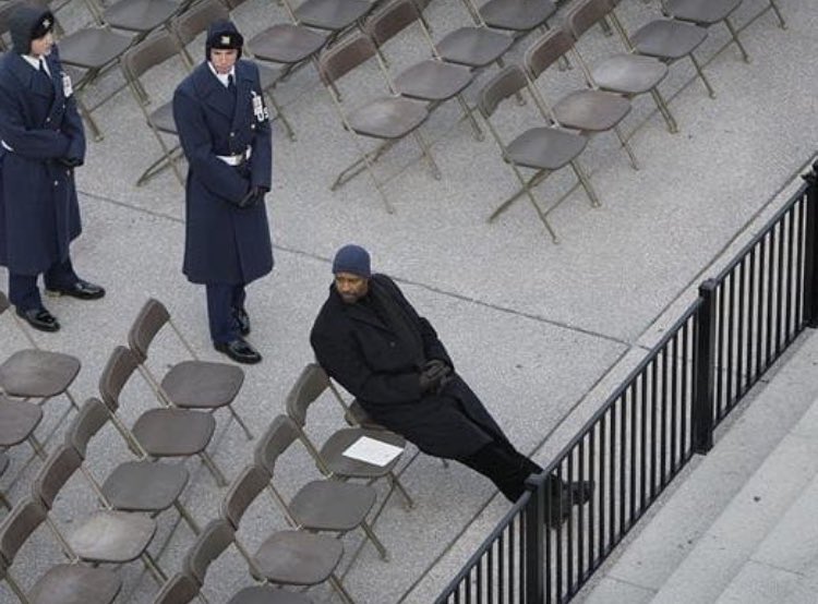 blaquegossip's tweet image. That time when Denzel Washington went to Obamas inauguration really really early 🤗❤🙏🏿