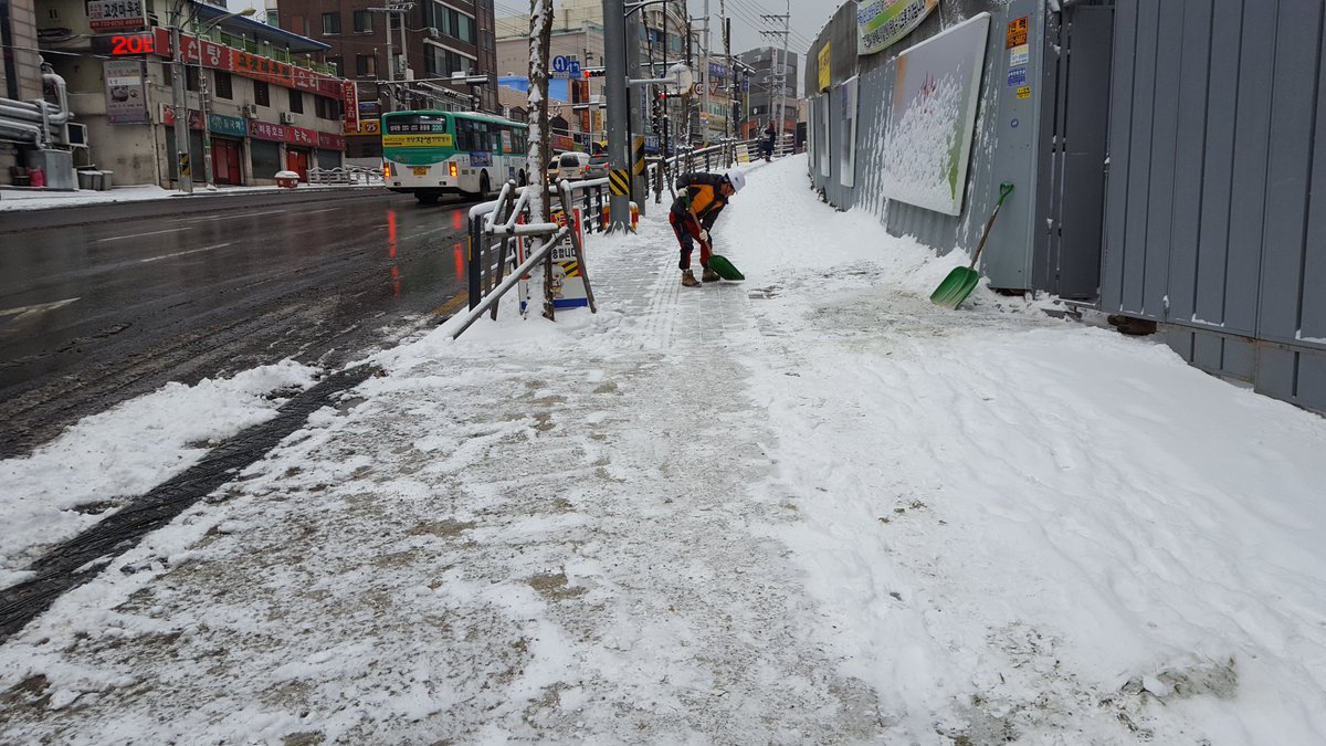상원도서관 공사현장입니다. 현장 앞 경사길에 사고 발생하지 않도록 제설 작업 중입니다. #성남시 #시설공사과