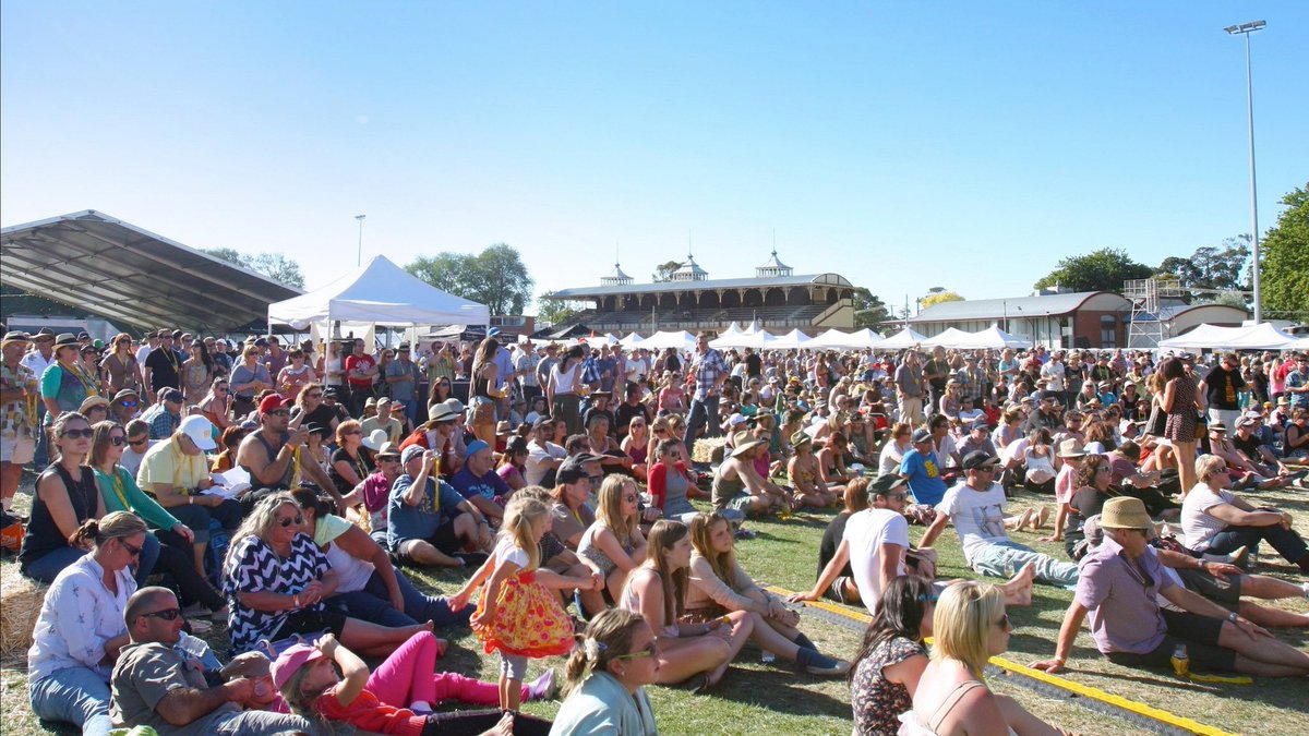 Melbourne's tweet photo. Cheers for beers: Ballarat Beer Festival, tomorrow @visitballarat https://t.co/U3ofexmp4W https://t.co/62bjzH9hdg