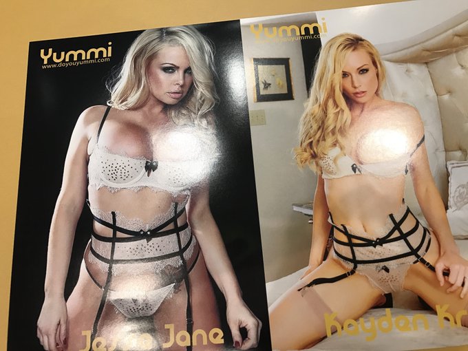 So awkward when you show up to the party wearing the same outfit @jessejane  #AVN2017 https://t.co/J<a href="/tag/avn2017"class="tags"><span>#avn2017</span></a>