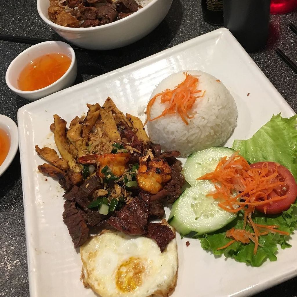 ChadASmith's tweet photo. In leu of our cancelled concert (😵) pre-bday Vietnamese dinner for the win! #SmithsGoCo #thatdenverlife #datenight❤️ https://t.co/CRzicXG69n