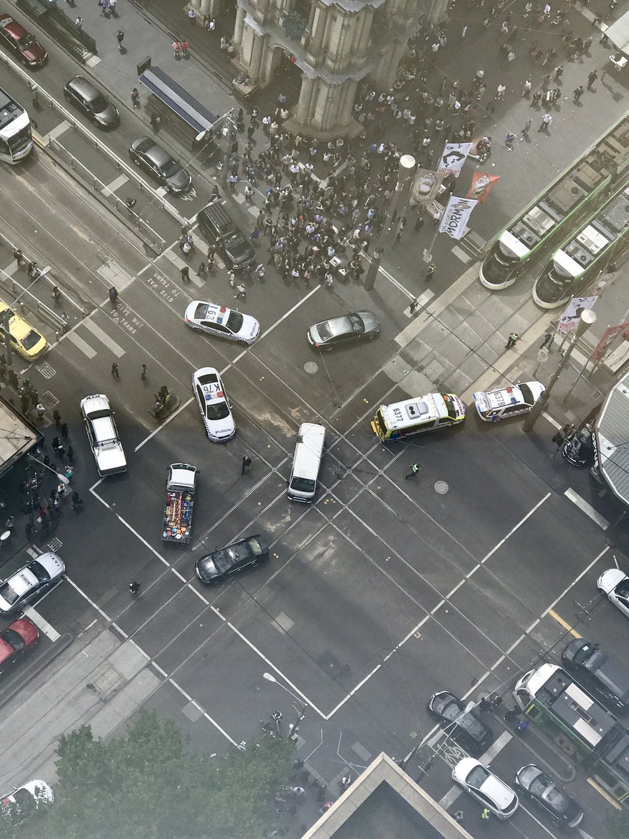У Мельбурні автомобіль протаранив натовп людей: Є жертви (ФОТО, ВІДЕО) - фото 8