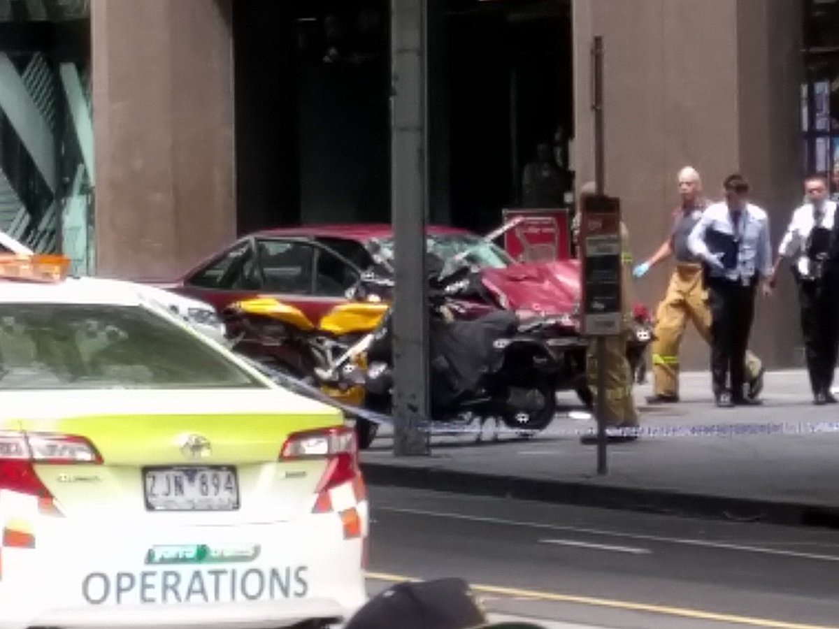 У Мельбурні автомобіль протаранив натовп людей: Є жертви (ФОТО, ВІДЕО) - фото 9