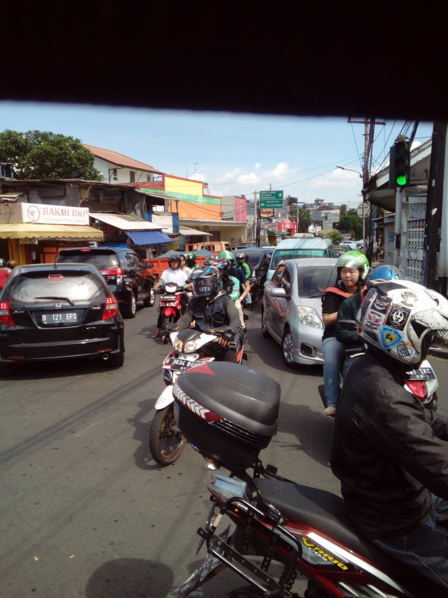 Pertigaan rawa belong kebon jeruk arah kampus bina Nusantara macet ....pa polisi tolong dong pa