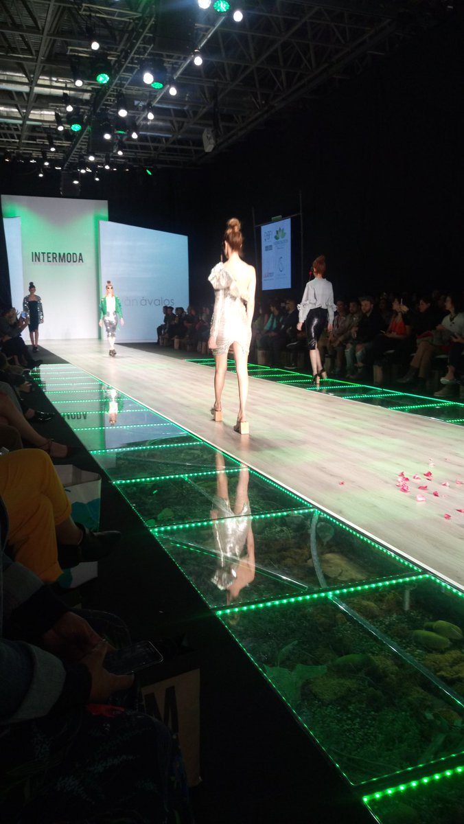 ItmagazineMex's tweet photo. El evento de la noche se lo lleva el diseñador #IvanAvalos @Intermoda #intermoda66 https://t.co/N8a6heWyTM