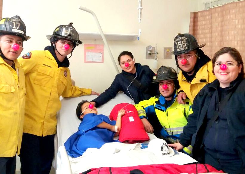 BOMBEROS visitan a enfermito en el Hospital General facebook.com/Secretar%C3%AD…