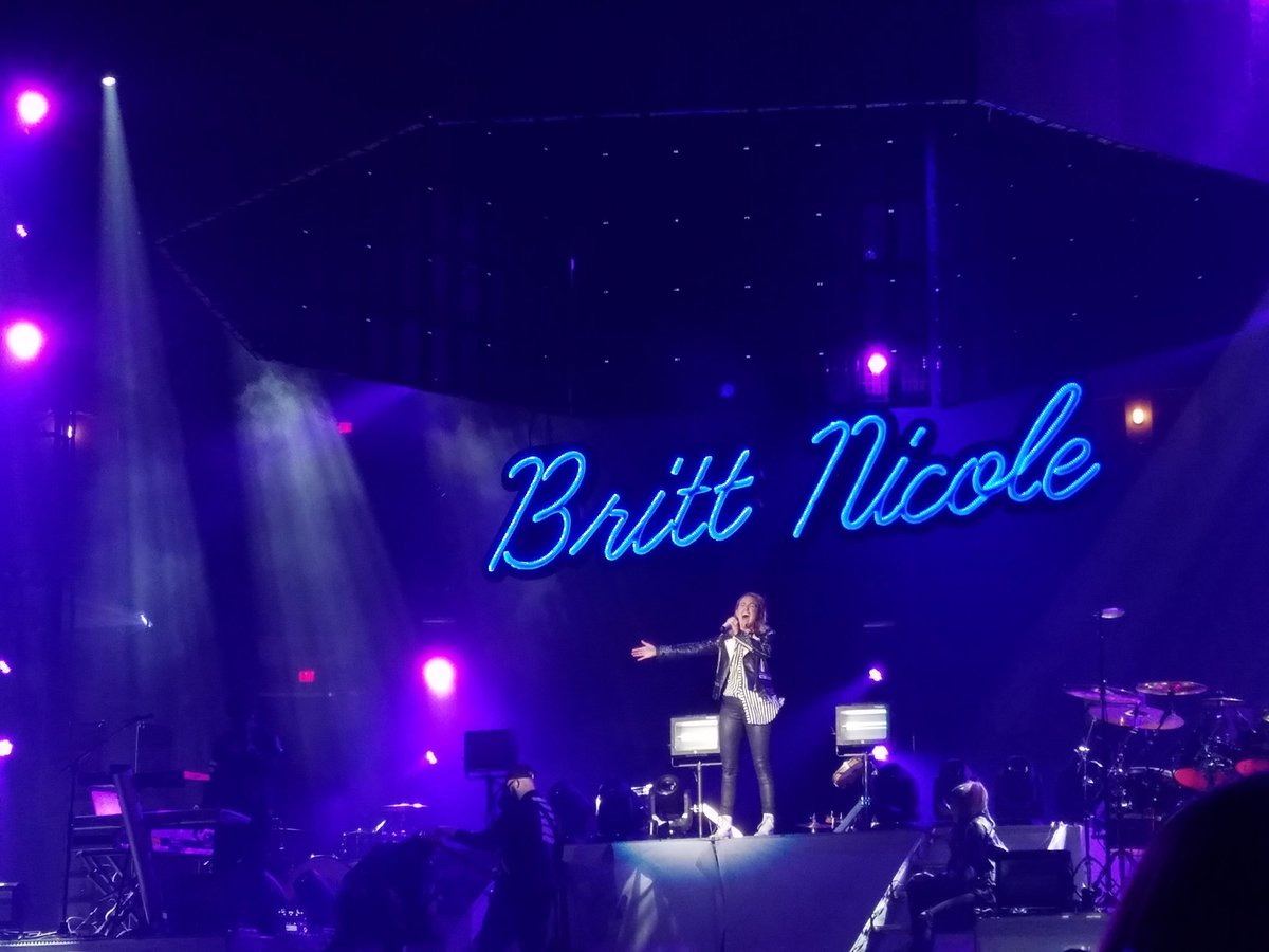 clborn13's tweet photo. @itsbrittnicole you have such a beautiful heart. Tonight was awesome #newfan #firsttimeseeingyou https://t.co/UDdtTsUJXJ