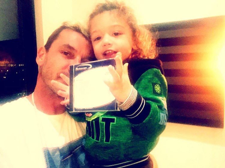 _Starkiddo's tweet photo. Gavin Rossdale hangs out with his little one Appollo. #GwenStefani #GavinRossdale #AppolloBowie #NoDoubt #Bush

https://t.co/8MwyRzD5ja https://t.co/caNh3vTqgd