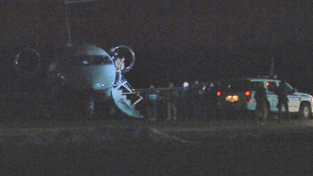 Stringernews's tweet photo. Long Island, NY- Drug lord El Chapo lands at @LIMacArthur Airport to face U.S. charges. https://t.co/jAdhqH2WZD
