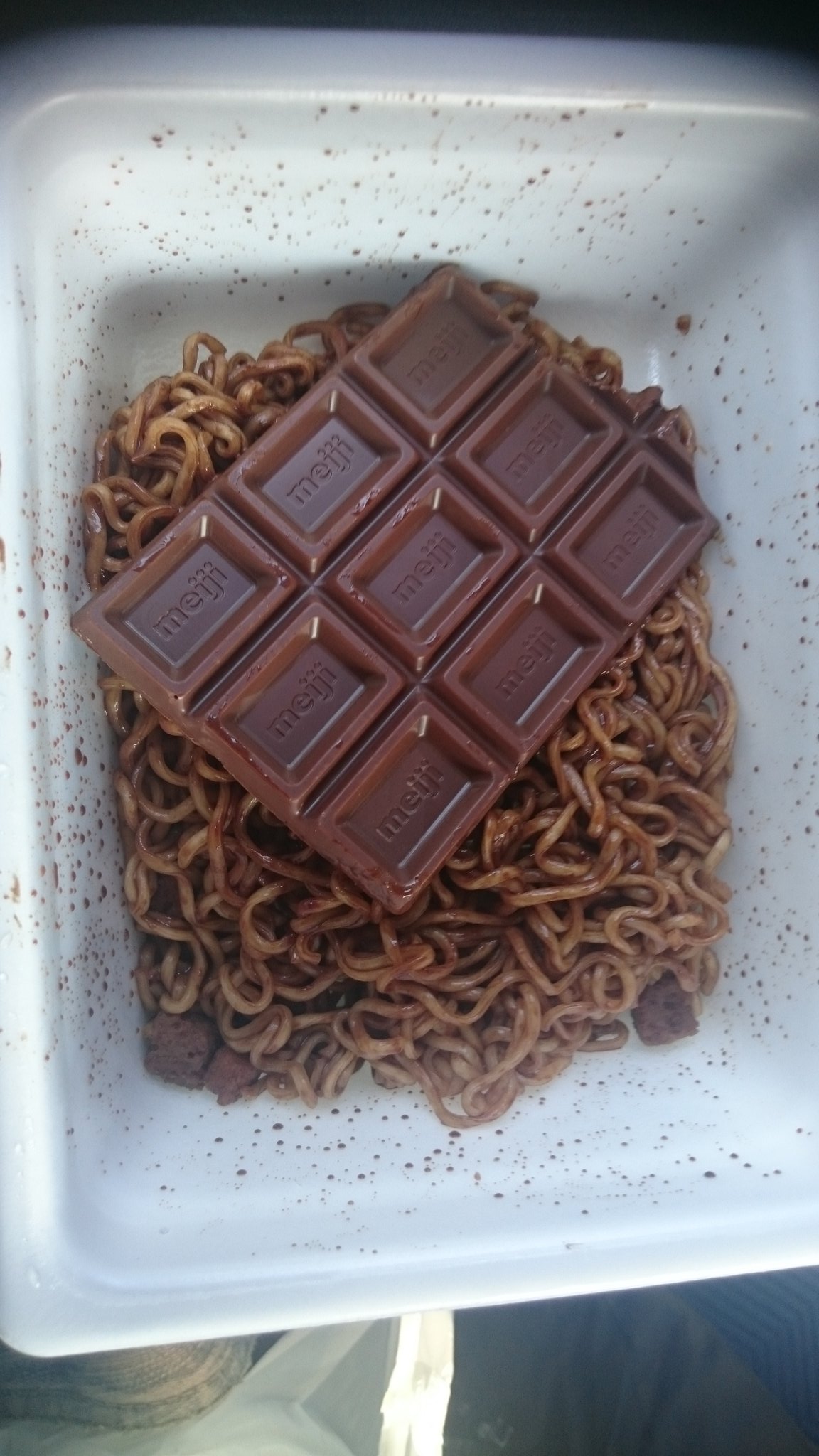 らーく On Twitter ペヤングチョコレート味に板チョコのしてみました ごりまずい