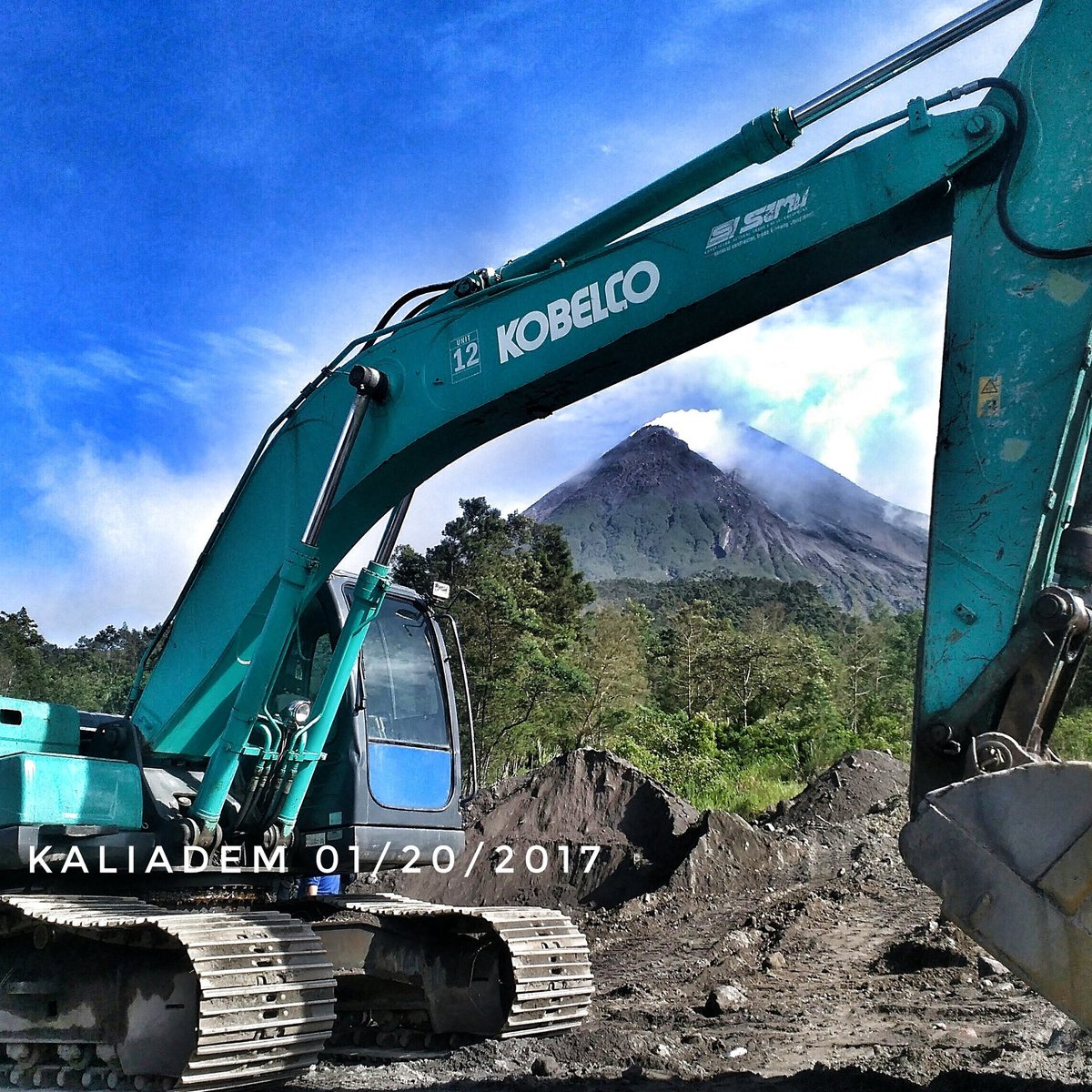 aldrinaw's tweet photo. ultimatum Raja tindak tegas #tambangpasir lereng merapi, skedar wacana jika tanpa sidak ditempat. https://t.co/vxviPLRWTU
