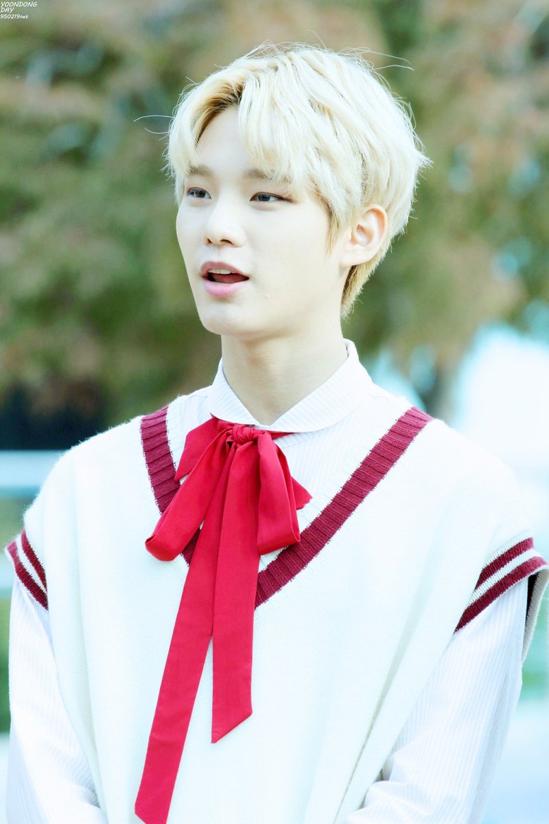 950219net's tweet photo. 161021 뮤뱅 미니 팽미팅 
#헤일로 #HALO #윤동 #김윤동
(@HelloHALO_ )
눈이 와서 엄청 추운날에 오랜만에 금발 윤동아 업로드☄
손가락까지 이쁜 우리 윤동아 보고 따뜻하게 보내요🔥 https://t.co/S2OVNxPGF4