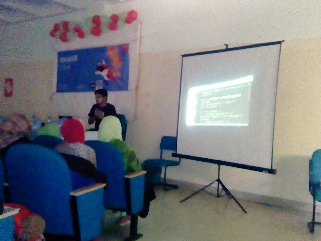 dutta_sauradeep's tweet image. tech-speaker @Salman_Desh is showing VR code implementation @mozillaBD @mozilla @MozLearn @mozTechSpeakers @aframevr 
#WebVRctg