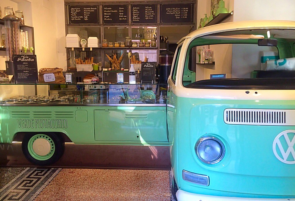 Continua lo #StreetFoodTour con un ottimo #gelatoartigianale #Roma #verdepistacchio #food #sicilianfood #lovefood #foodtruck #streetfood