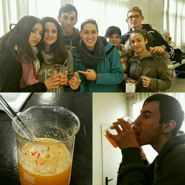 EducemGran's tweet photo. #momentosdalsy a #FAR1!! 🍊🍊 Avui hem afegit l'ibuprofè , l'aroma i el colorant al xarop que vam preparar ahir. https://t.co/TOEC3ADEIw