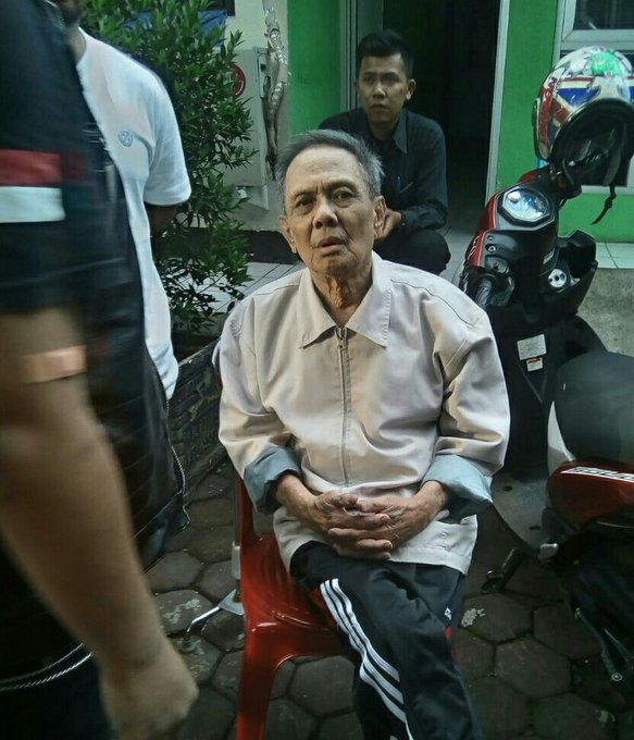 infobdg's tweet photo. Via @VegaSatria11 : Ada yg kenal ga ? Kakek ini pikun Skrg ada di kelurahan Pasteur Lupa nama sm tmpat tinggal https://t.co/O8loAGeGT0