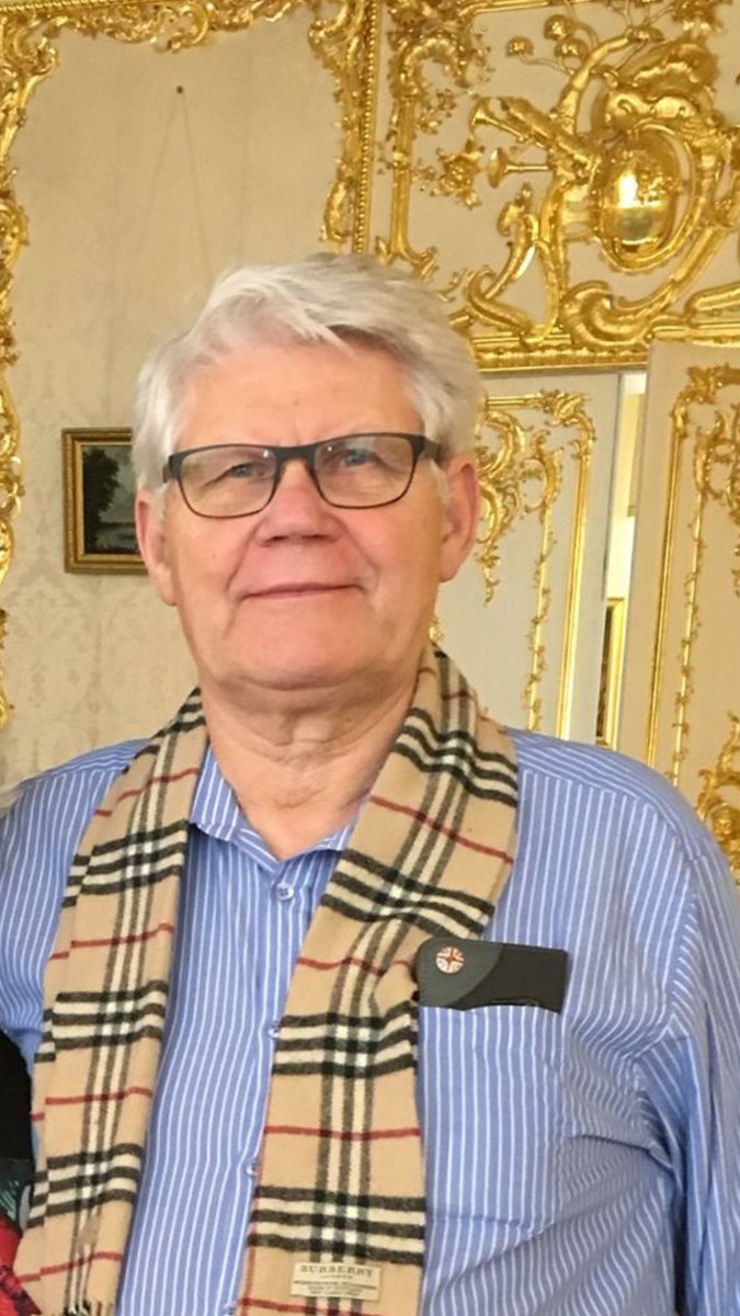 Aroningilaxdal1's tweet photo. Pirrandi hvað maðurinn í up og afi minn eru óþægilega líkir https://t.co/dhwuJgrAWn