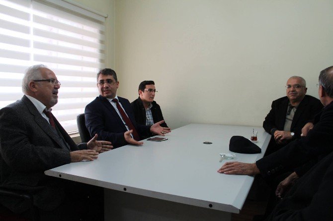 KilisGundemi's tweet photo. Dr. Happani, Eczacılar İle Bir Araya Geldi: İL SAĞLIK VE HALK SAĞLIĞI MÜDÜRÜ DR.TURGAY HAPPANİ,… https://t.co/ZuOrMchjRD #Kilis #Araya #Bir https://t.co/hxRnRvOJwb