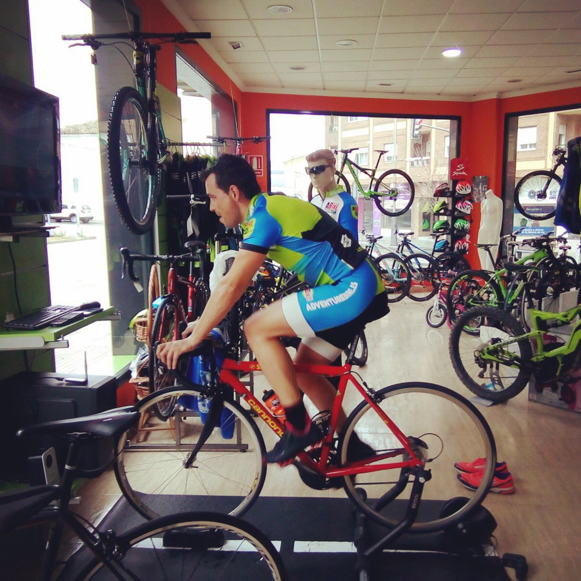 AdventureBikee's tweet photo. Hoy hay cola para entrenar! Tráete las zapas y súbete al @BkoolSport! #Bkool https://t.co/V4lCFujWIP